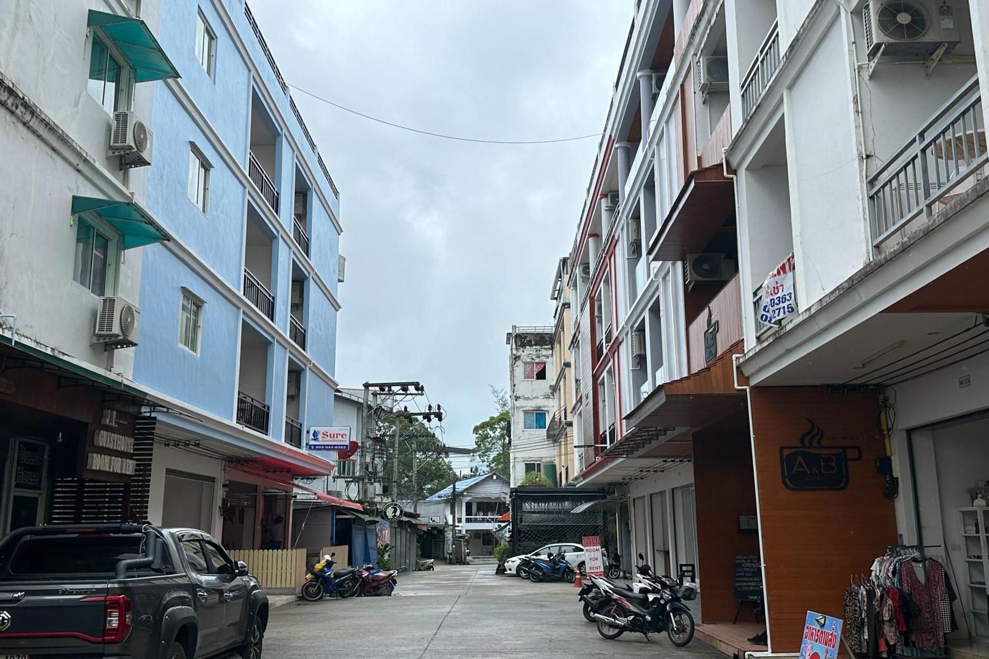 Sure Guesthouse Kamala Beach Exterior foto